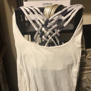 Lululemon top (000330)